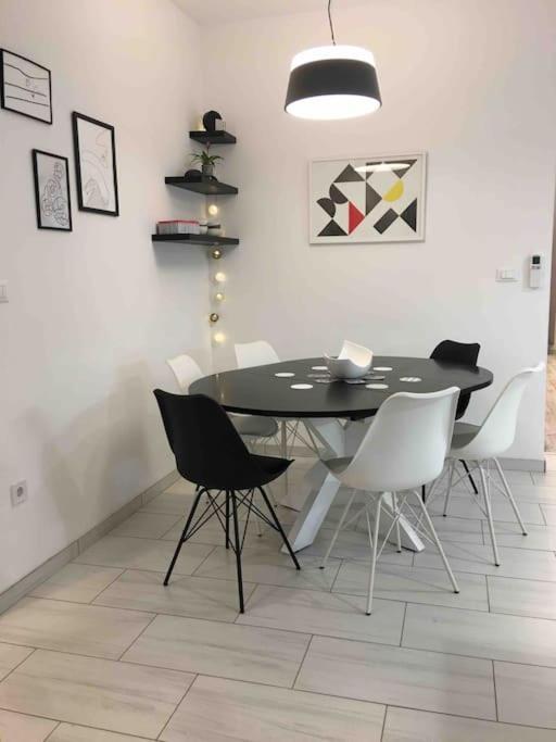 Novoureden Komforni Stan Od 90 M2 S Dvoristem Appartement Šibenik Kamer foto