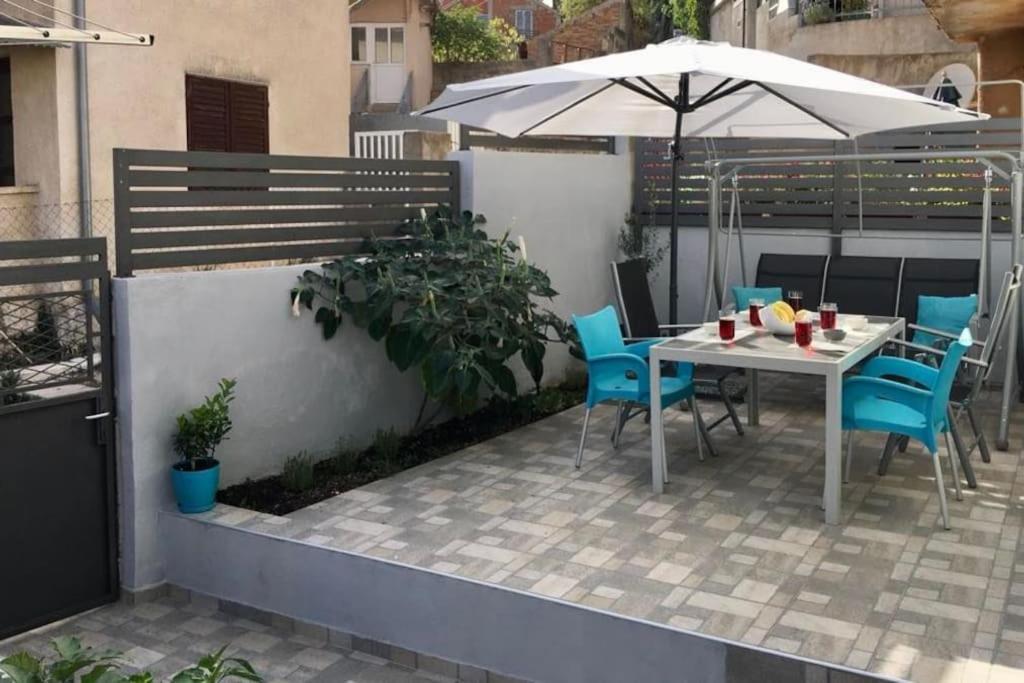 Novoureden Komforni Stan Od 90 M2 S Dvoristem Appartement Šibenik Kamer foto