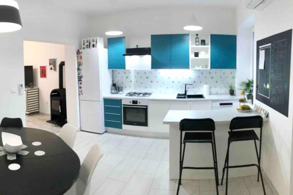 Novoureden Komforni Stan Od 90 M2 S Dvoristem Appartement Šibenik Kamer foto