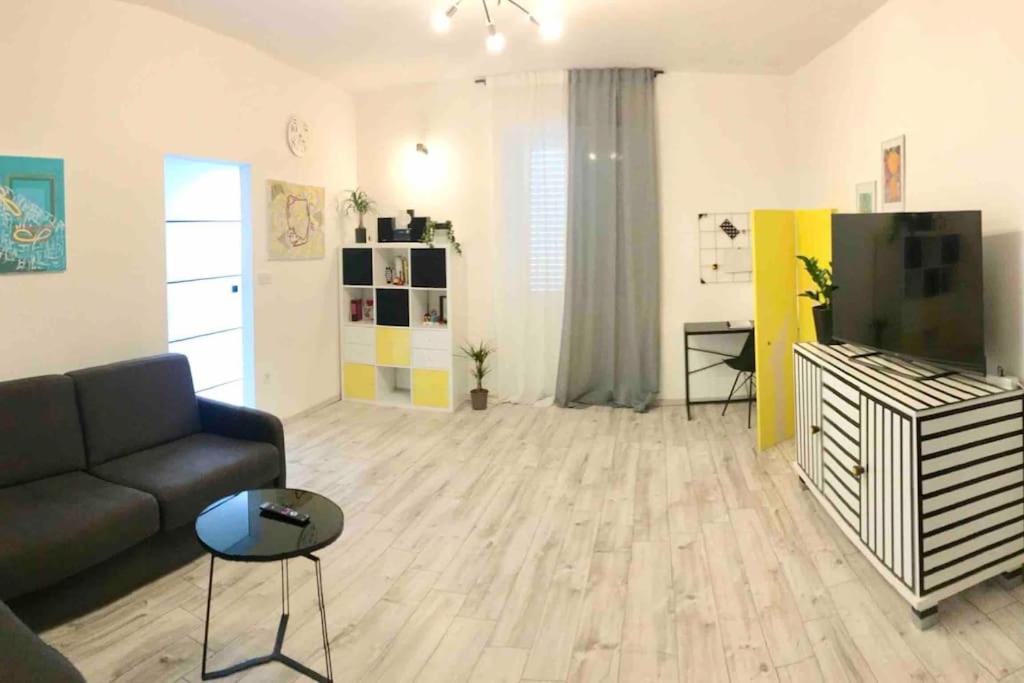 Novoureden Komforni Stan Od 90 M2 S Dvoristem Appartement Šibenik Kamer foto