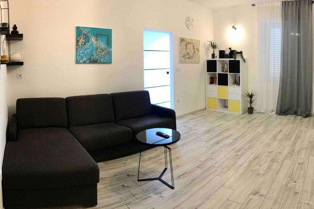 Novoureden Komforni Stan Od 90 M2 S Dvoristem Appartement Šibenik Kamer foto